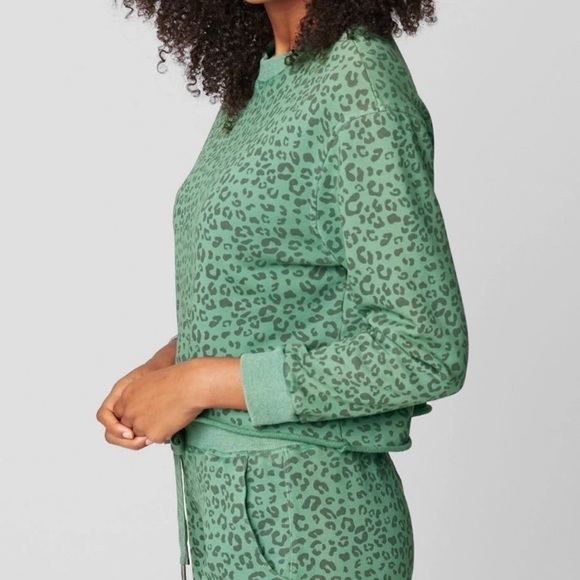 BLANK NYC NO CAP CHEETAH PRINT CROP SWEATSHIRT - Picture 3 of 4